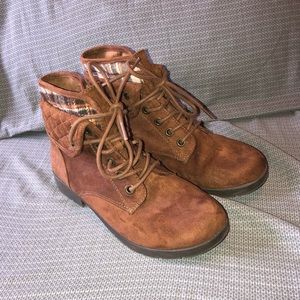 Size 8.5 fold over combat boot with plaid detail.